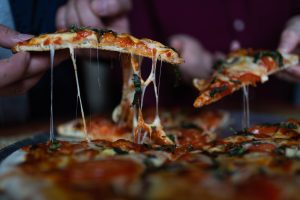 Przepis na pizzę z łososiem i awokado – elegancja i świeży smak