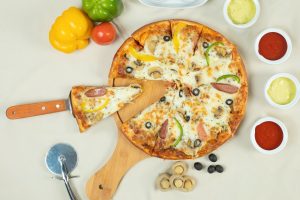 Pizza z pieczarkami i boczkiem – smakoszom nieprawiebym czasem