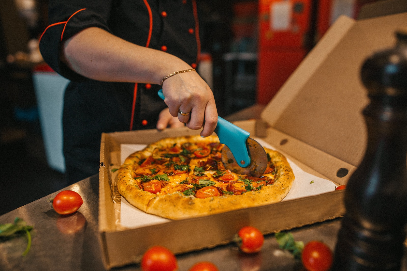 Pizza dla wegan z karmelizowaną cebulą – jak połączyć słodkość z ostrym sosem?