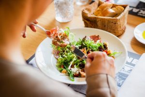 Przepis na tradycyjne potrawy z kuchni francuskiej: Quiche Lorraine i Crêpes Suzette