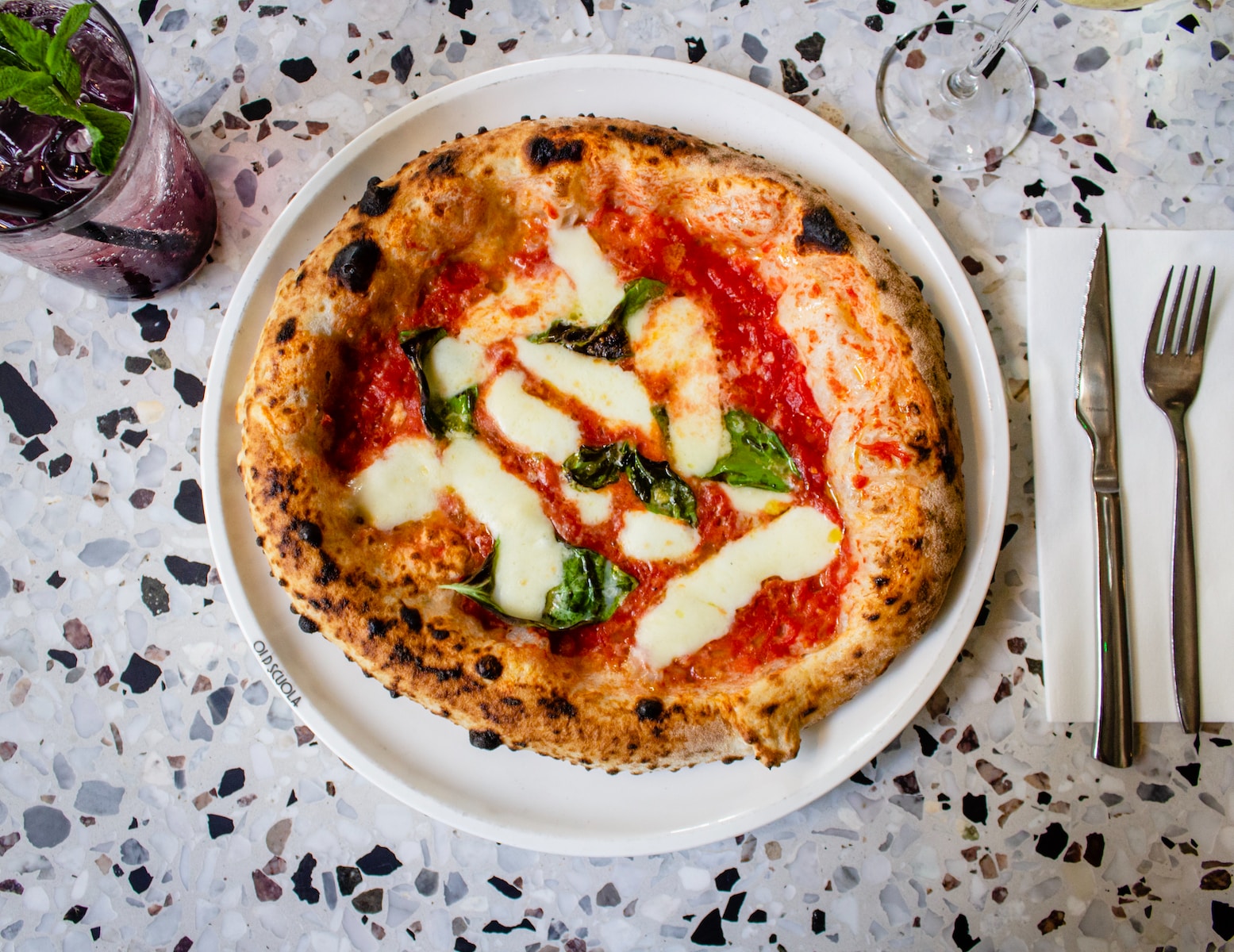 Pizza na wynos z kurczakiem i pesto – harmonijny smak na talerzu