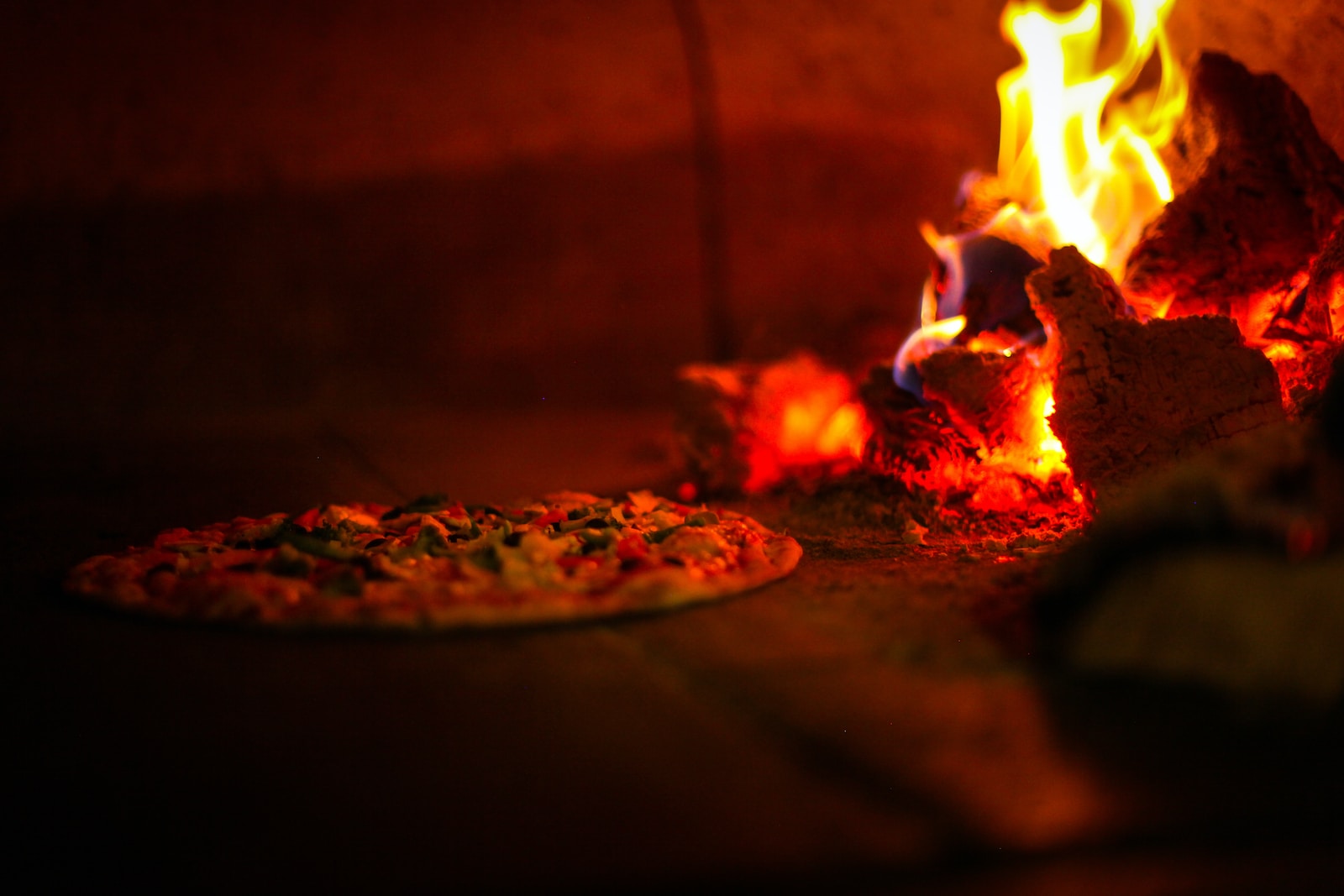 Pizza na drożdżowym cieście – jak przygotować delikatną strukturę?