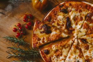 Pizza z wędzonym łososiem i kaparami – elegancki i wyrafinowany wybór