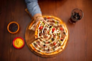 Przepis na pizzę z suszonymi pomidorami i mocarellą – magiczne połączenie klasycznych smaków