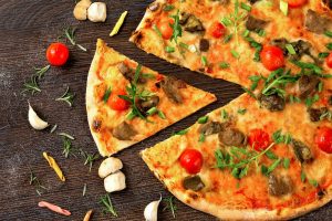 Pizza z szynką i papryką – jak ożywić smak na cieście?