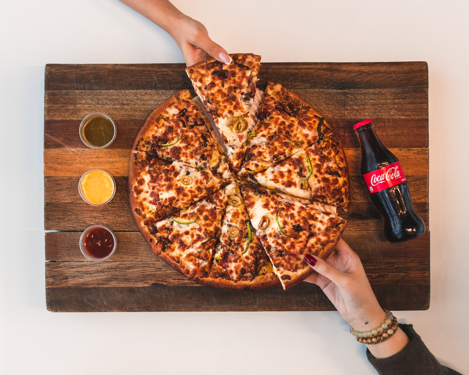 Pizza z daktylami i camembertem – połączenie słodko-słoneczne na cieście