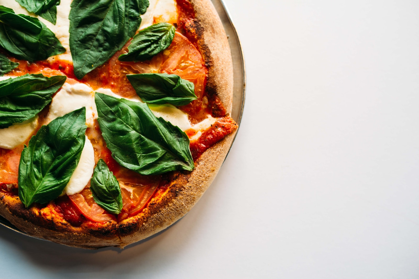 Jak zrobić pizzę z pomidorkami koktajlowymi i bazylią – letnia świeżość