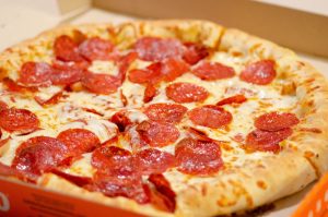 Pizza na cienkim cieście – jak przygotować idealną wersję?