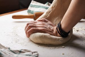Pizza z serem pleśniowym – jak wybrać odpowiedni gatunek sera?