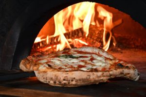Pizza z suszonymi pomidorami – bogactwo smaku na cieście