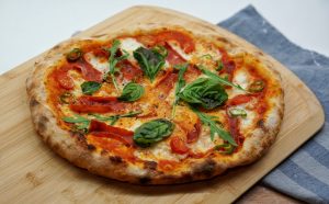 Pizza na słodko z brzoskwiniami i cynamonem – deserowy rozkosz