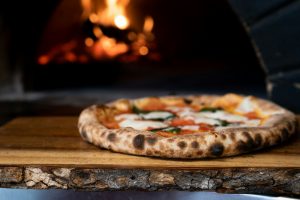 Przepisy na pizzę: Jak zrobić prostą domową pizzę